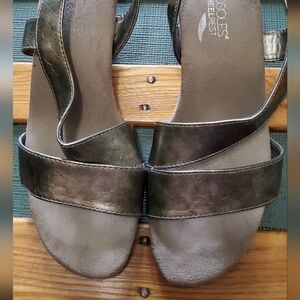Aerosoles Pewter Metallic Tone Comfort Heeled Sandals, Suede Footbed, Size 7.5